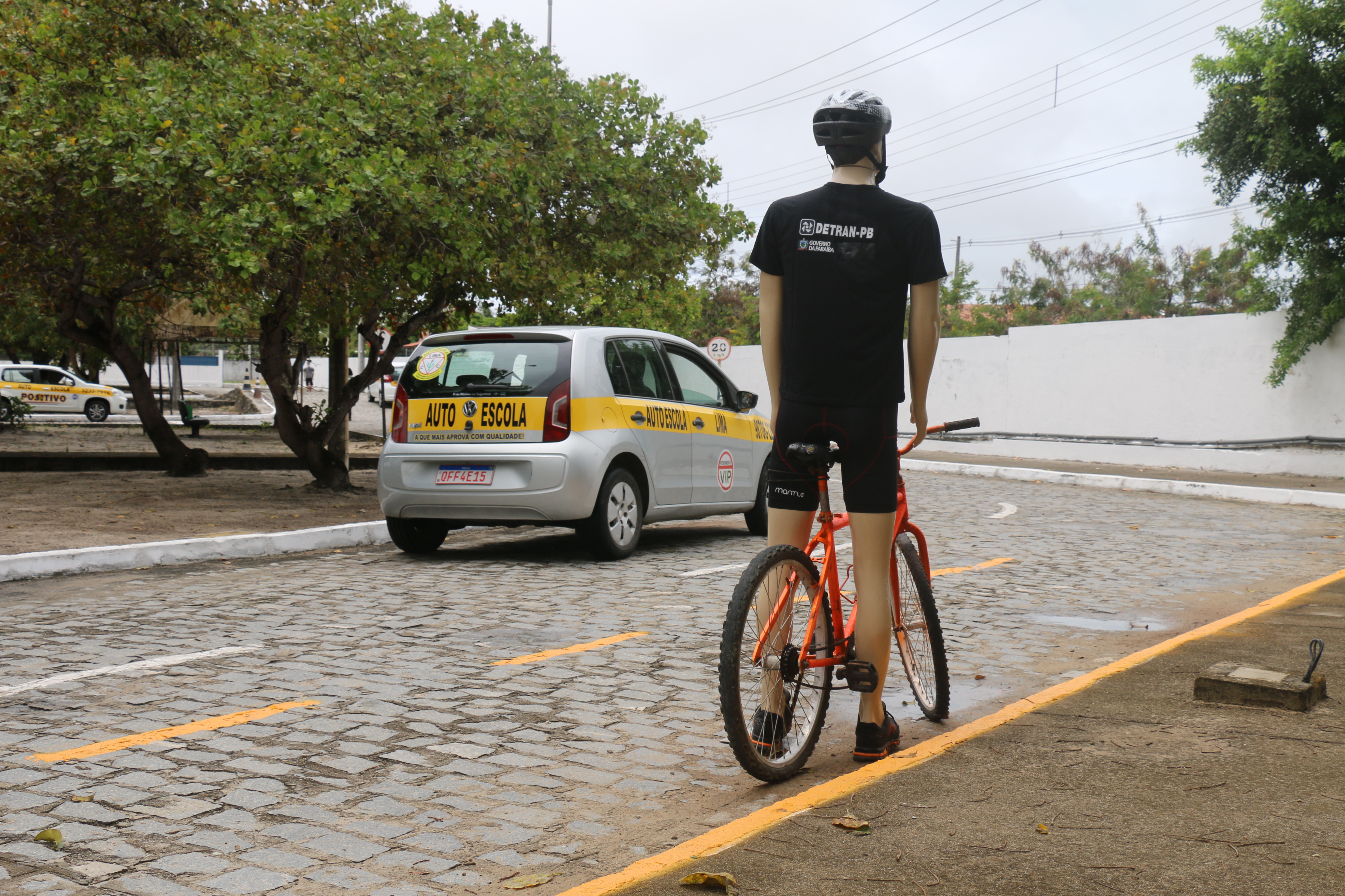 BONECO CICLISTA 4